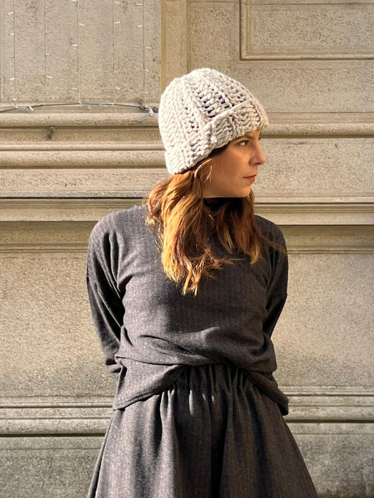 Cappellino beige/sabbia in lana all’uncinetto