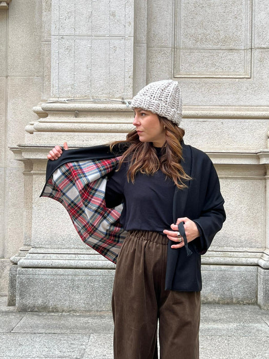 Cappellino beige/sabbia in lana all’uncinetto