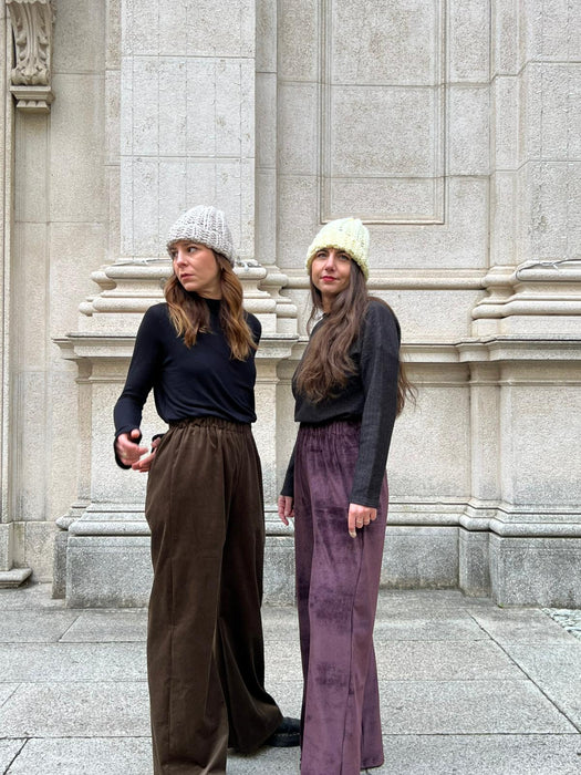 Cappellino giallo pastello in lana all’uncinetto