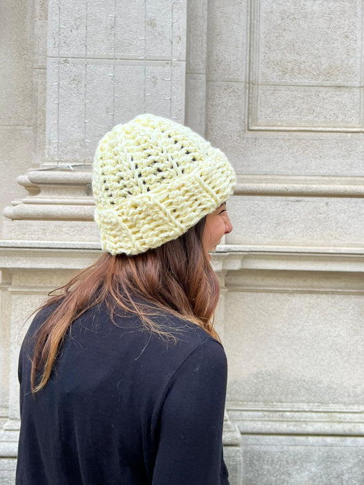 Cappellino giallo pastello in lana all’uncinetto