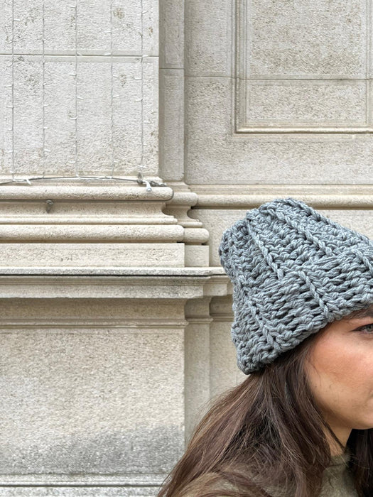 Cappellino grigio fumo in lana all’uncinetto