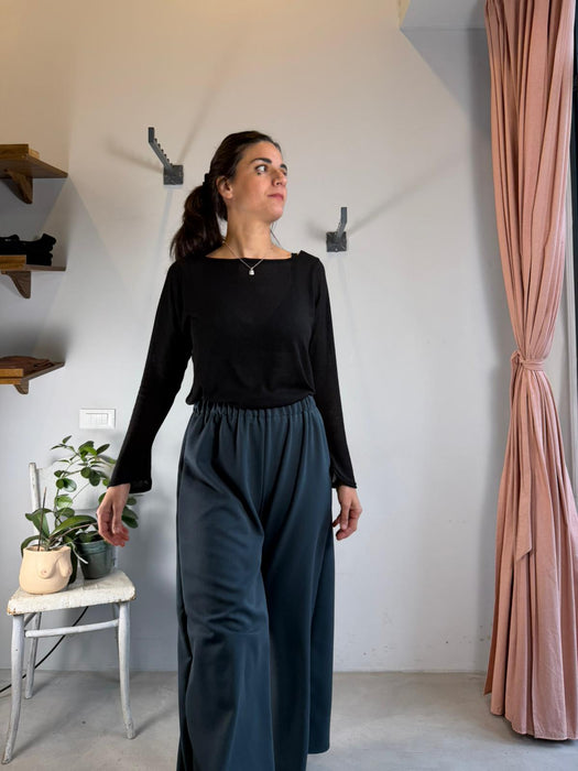 Maglia basica nera traforata