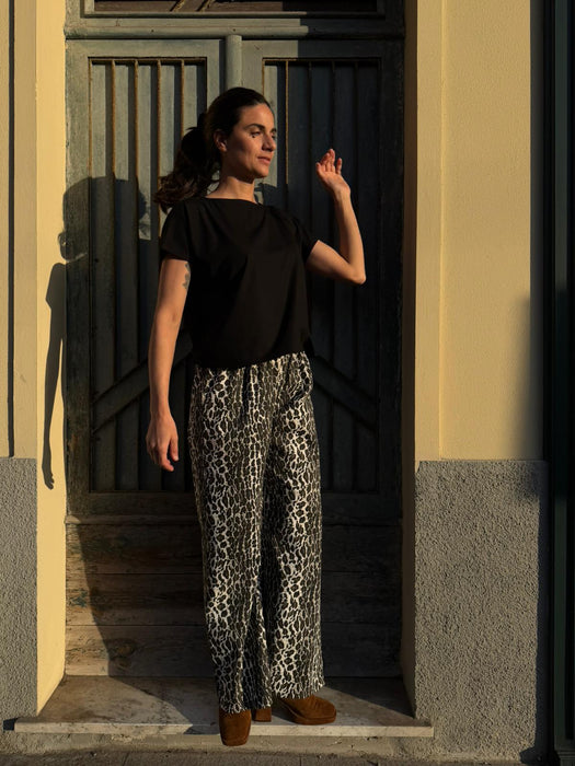 Pantaloni Mia in gabardine leopardato