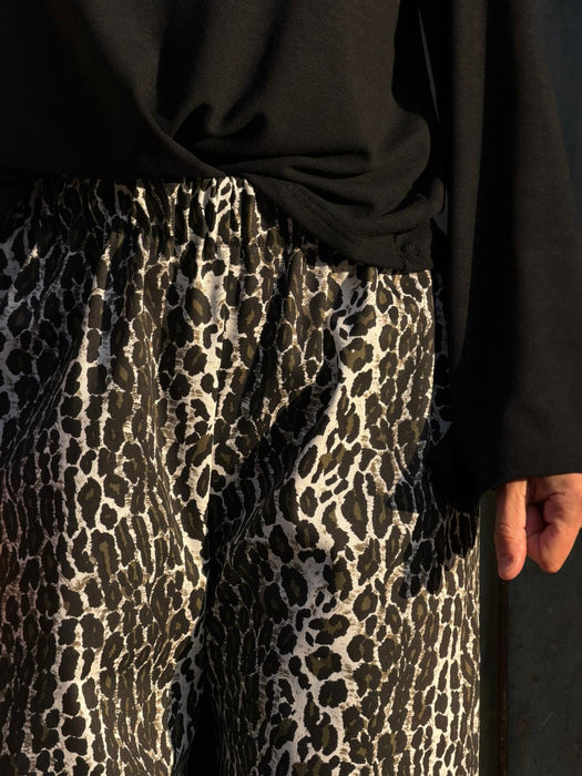 Pantaloni Mia in gabardine leopardato