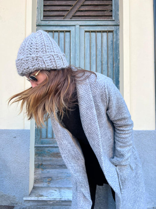 Cappellino in lana all’uncinetto sabbia