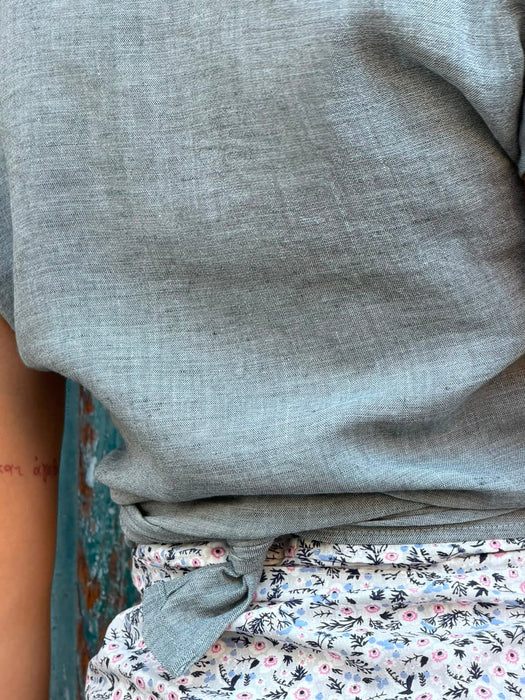 Top Margherita in lino azzurro polvere