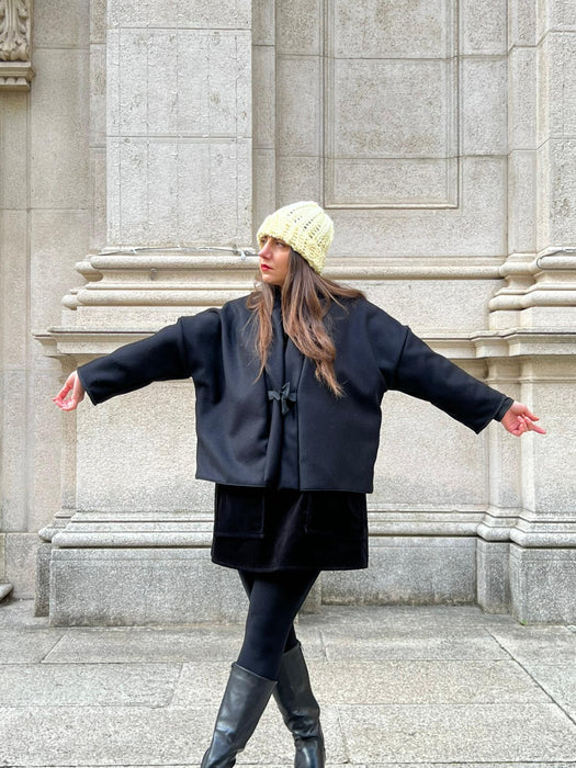 Cappellino giallo pastello in lana all’uncinetto