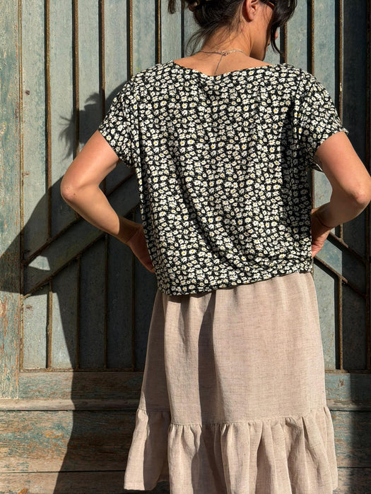 T-shirt Scatoletta a fiori bianchi su base nera