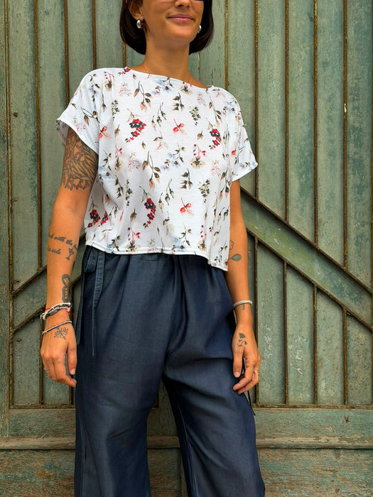 T-shirt Scatoletta a fiori su base bianca