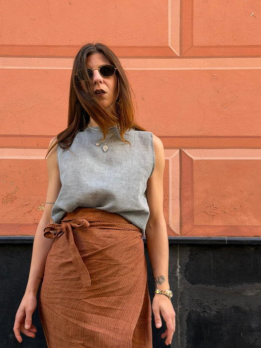 Top Emilia in lino color azzurro polvere