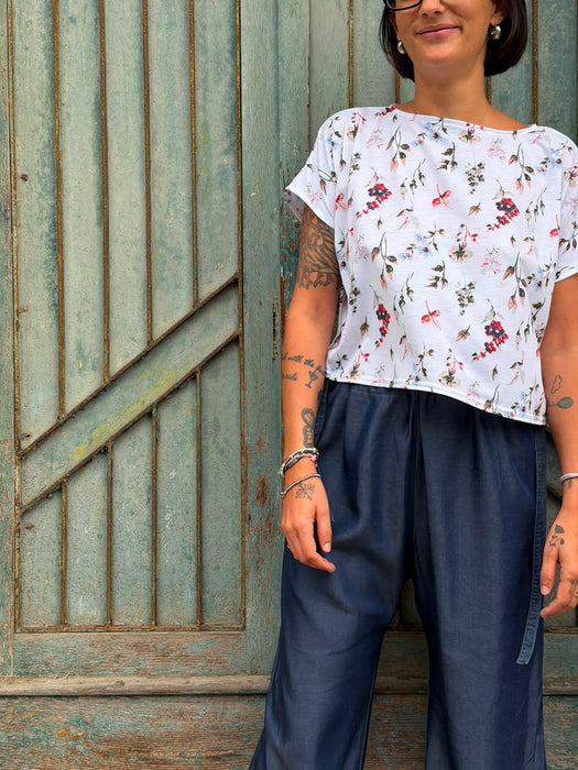 T-shirt Scatoletta a fiori su base bianca