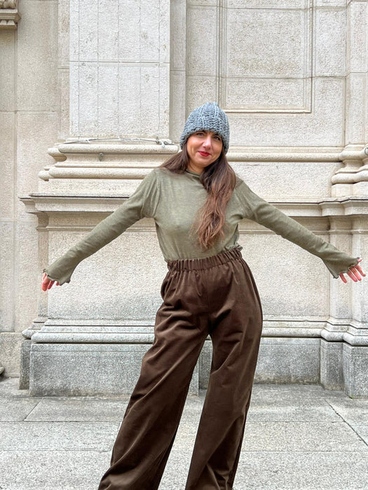 Cappellino grigio fumo in lana all’uncinetto