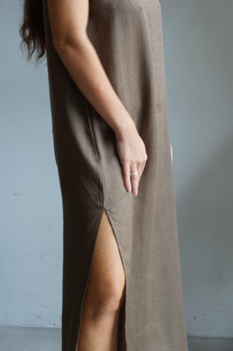 Abito Emilia lungo in lino marrone chiaro