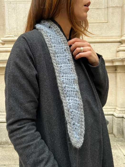 Sciarpina all’uncinetto azzurra e grigia