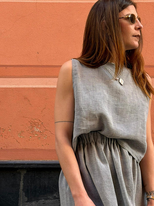 Top Emilia in lino color azzurro polvere