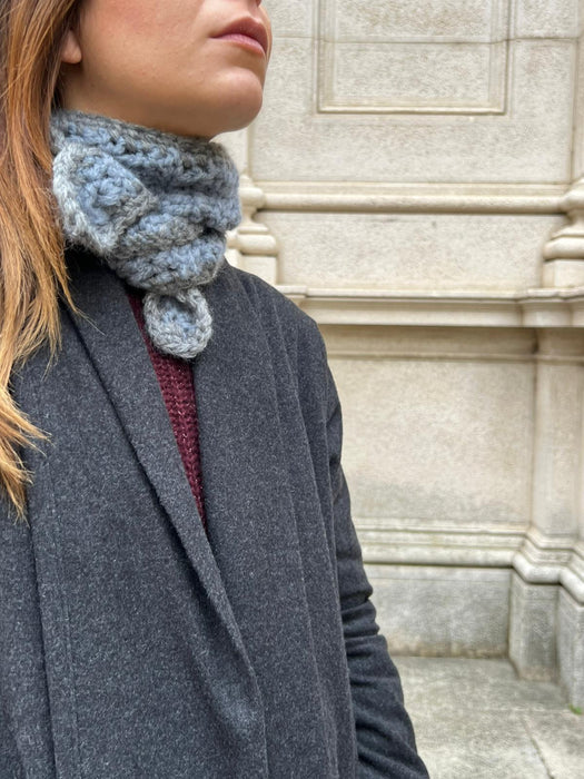 Sciarpina all’uncinetto azzurra e grigia