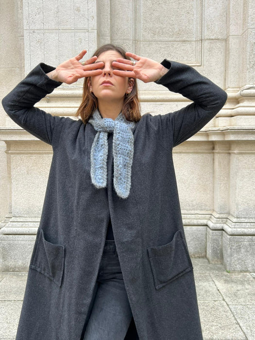 Sciarpina all’uncinetto azzurra e grigia