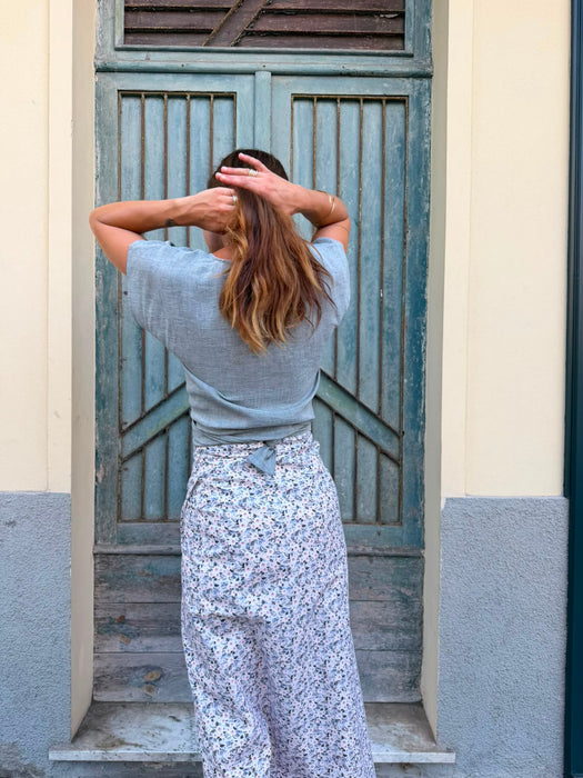 Top Margherita in lino azzurro polvere
