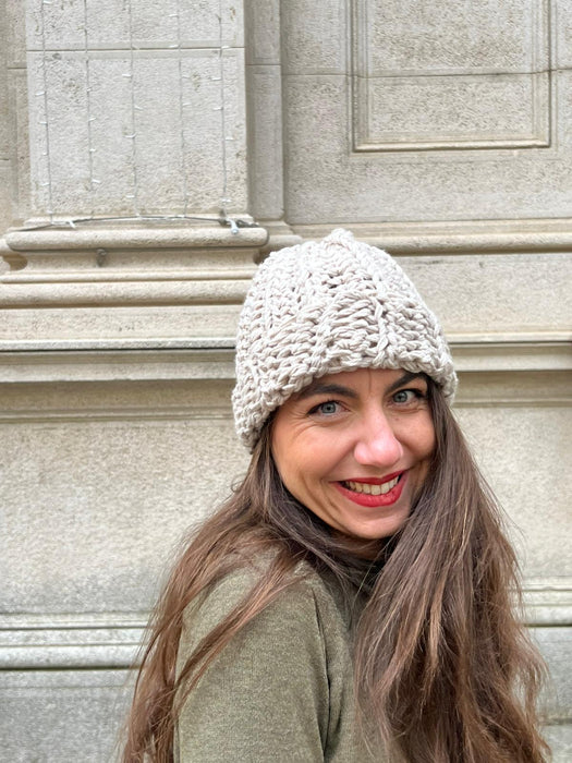 Cappellino beige/sabbia in lana all’uncinetto