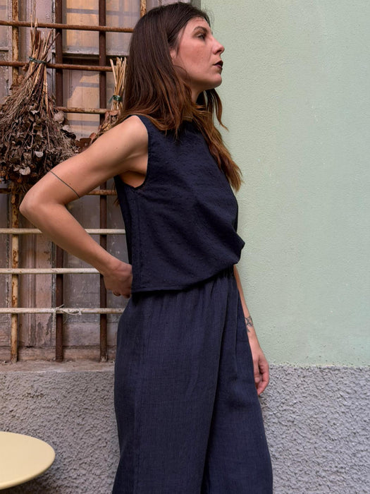 Top Emilia in cotone blu ricamato
