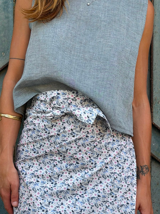 Top Emilia in lino azzurro polvere