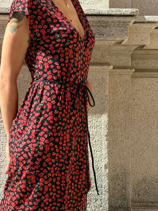 Abito Concetta a fiori rossi su base nera