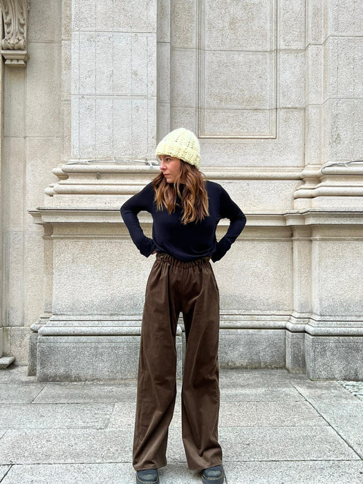 Cappellino giallo pastello in lana all’uncinetto