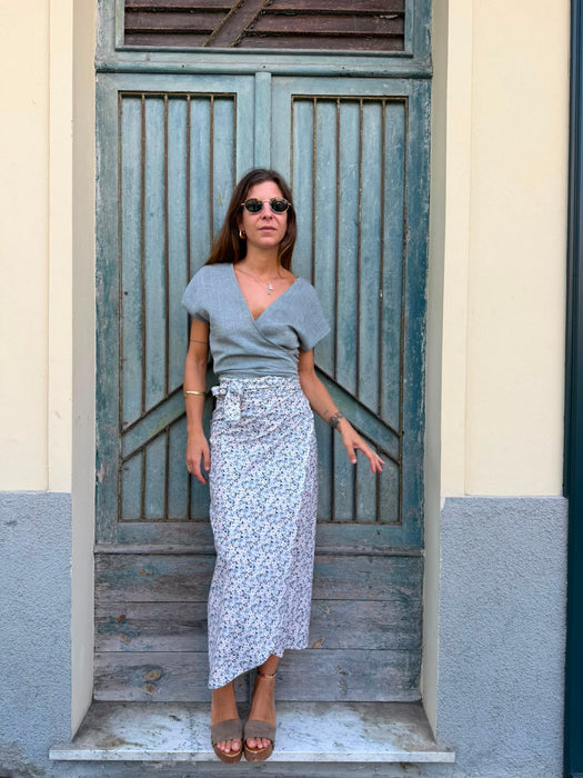 Top Margherita in lino azzurro polvere