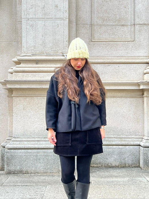 Cappellino giallo pastello in lana all’uncinetto