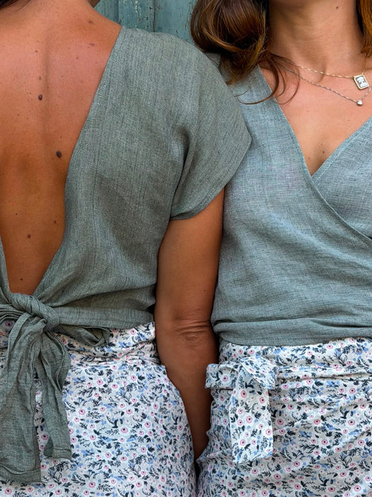 Top Margherita in lino azzurro polvere