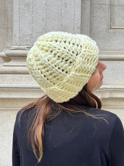 Cappellino giallo pastello in lana all’uncinetto