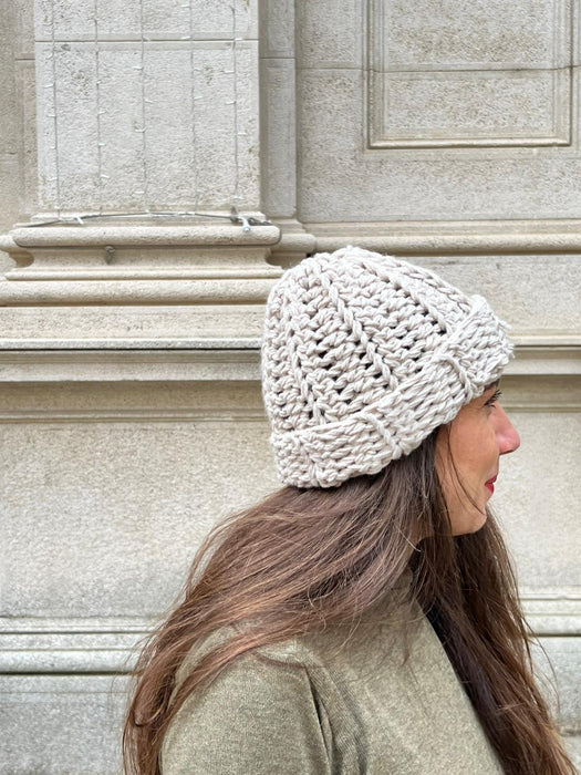 Cappellino beige/sabbia in lana all’uncinetto