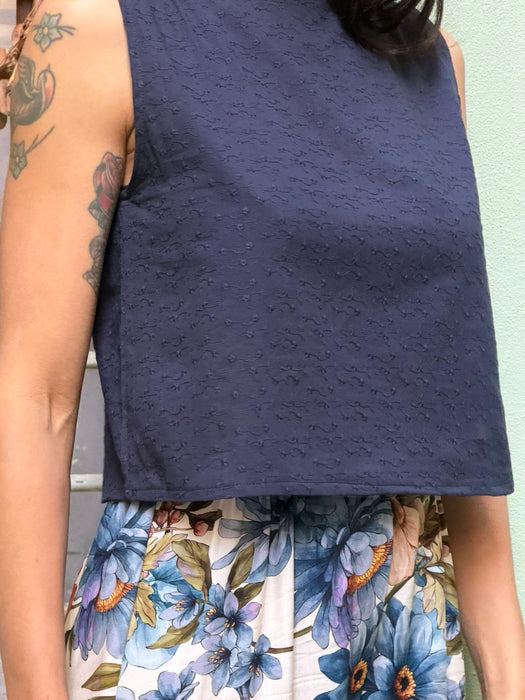 Top Emilia in cotone blu ricamato