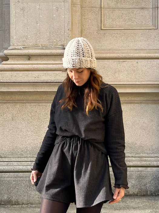 Cappellino beige/sabbia in lana all’uncinetto