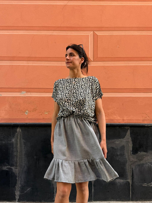 T-shirt Scatoletta a fiori bianchi su base nera