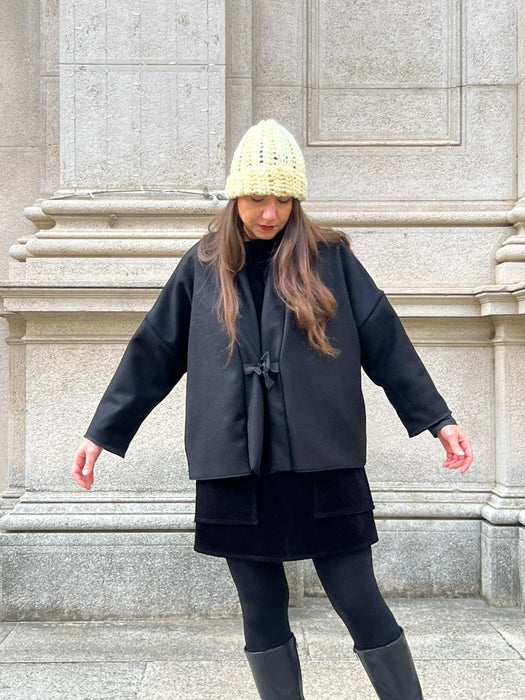 Cappellino giallo pastello in lana all’uncinetto