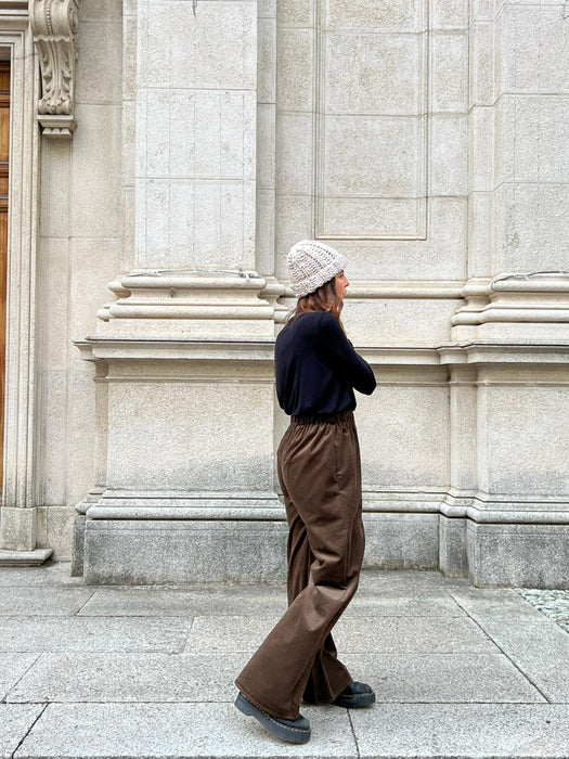 Cappellino beige/sabbia in lana all’uncinetto