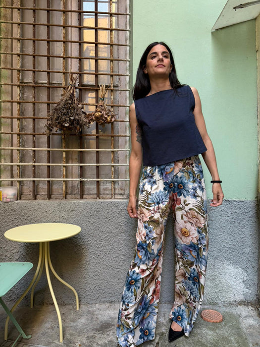 Top Emilia in cotone blu ricamato