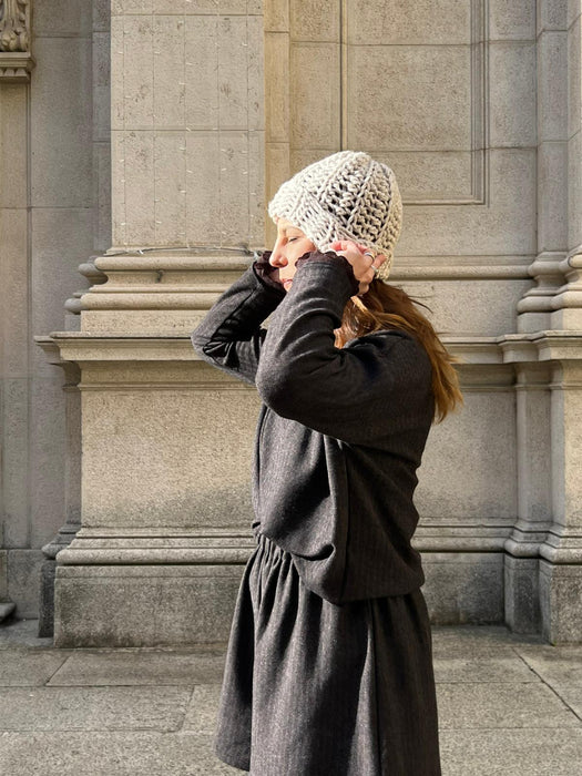 Cappellino beige/sabbia in lana all’uncinetto