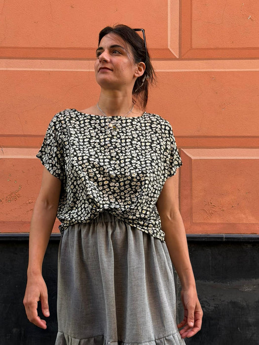 T-shirt Scatoletta a fiori bianchi su base nera
