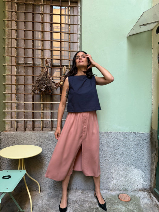 Top Emilia in cotone blu ricamato