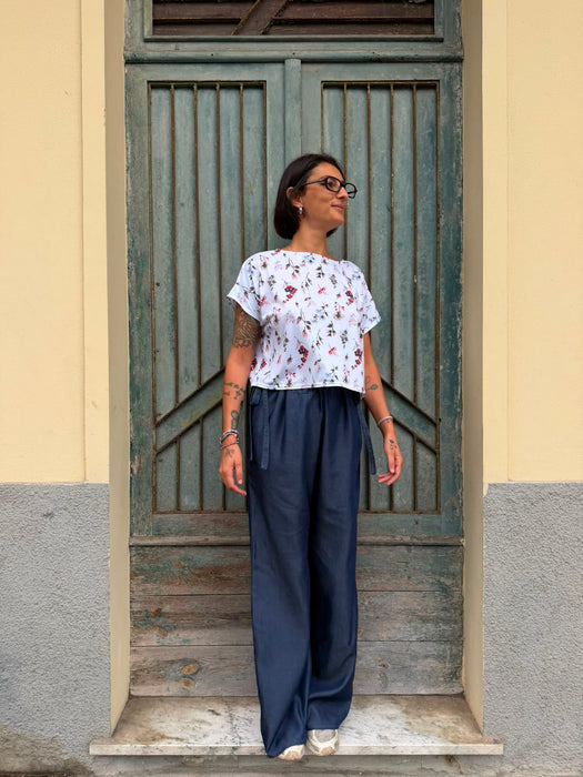 T-shirt Scatoletta a fiori su base bianca