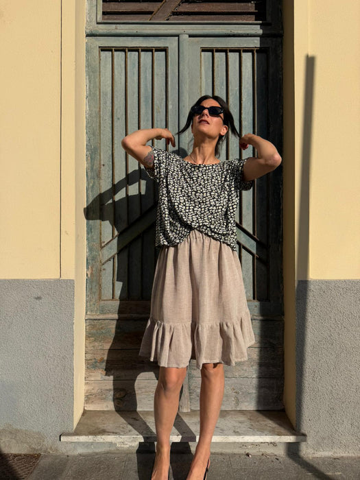 T-shirt Scatoletta a fiori bianchi su base nera