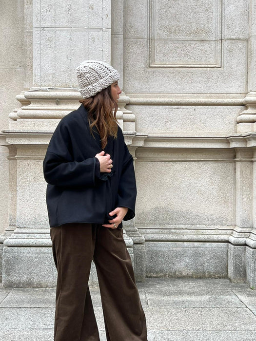 Cappellino beige/sabbia in lana all’uncinetto